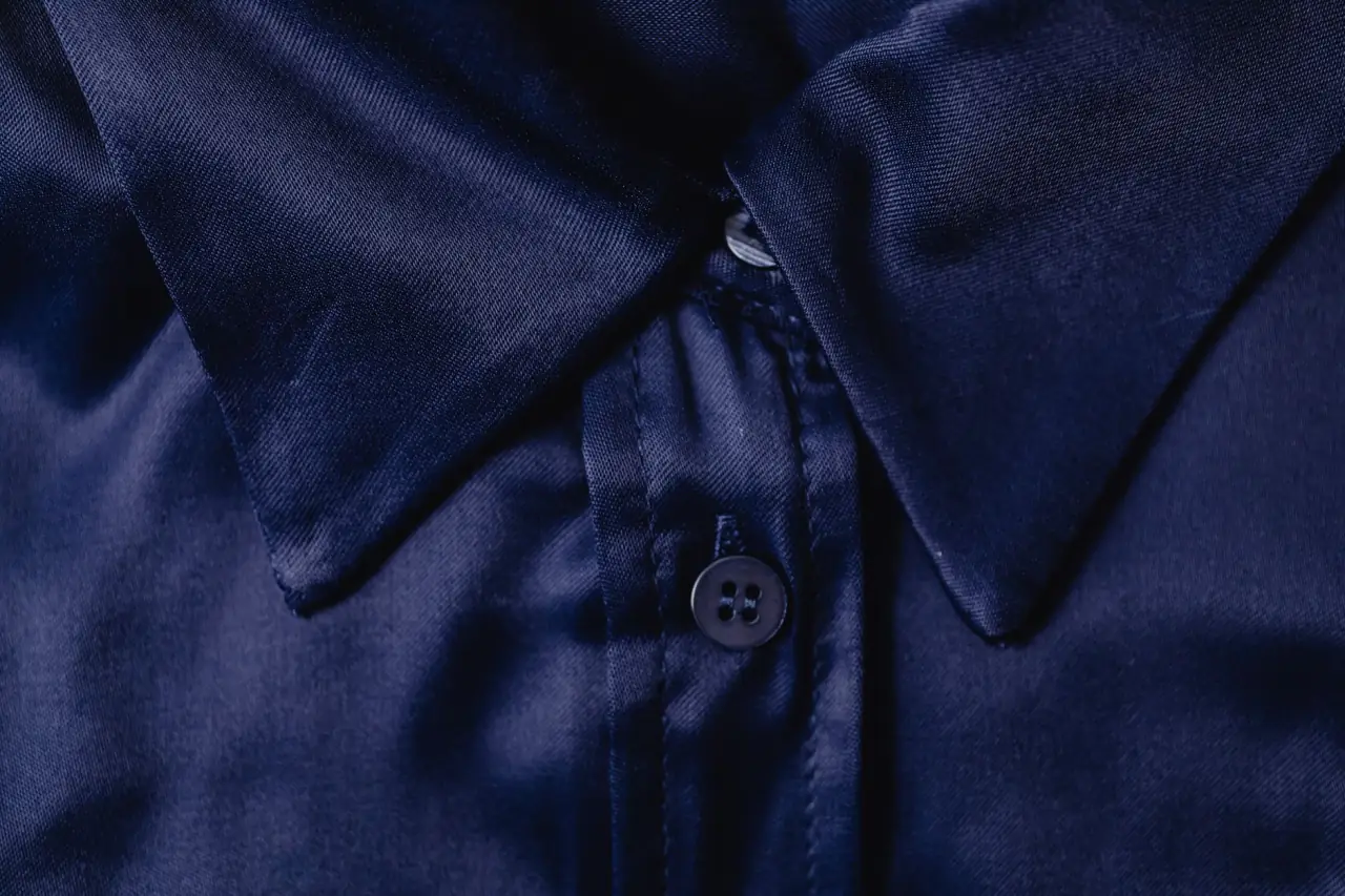 广州职业装定制指南:鸿洛服饰衬衫与西裤面料工艺解析正文配图 1