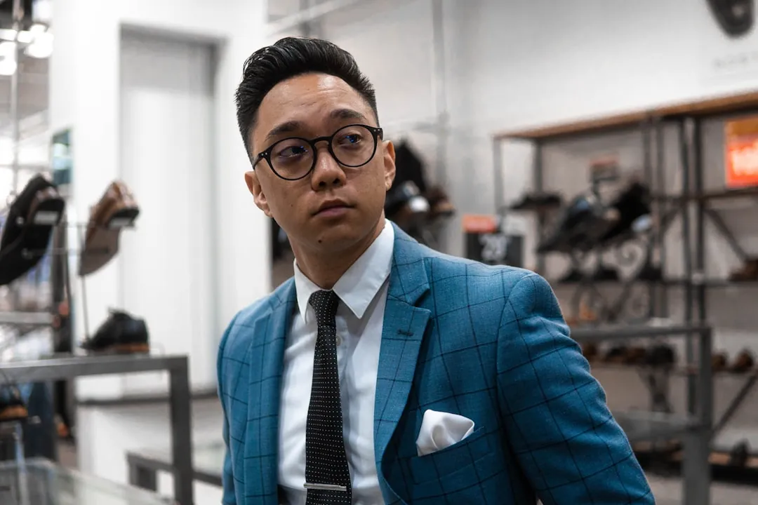 广州职业装定制指南:鸿洛服饰衬衫与西裤面料工艺解析正文配图 2
